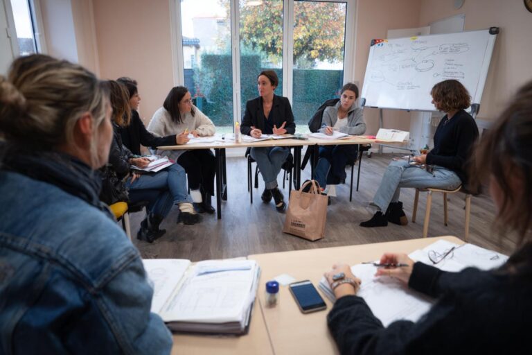 assistant social en 1 an 1 1